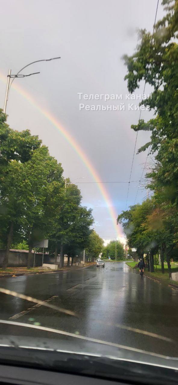 Над Києвом розкинулася подвійна веселка, а потім в небі &quot;розцвів&quot; захід сонця: яскраві фото і відео